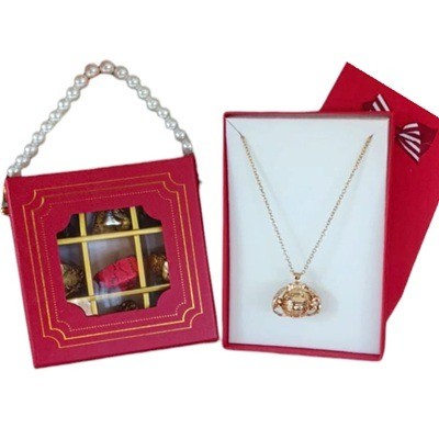 Relicario con cajita de chocolates