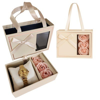 Reloj acerado en caja con rosas