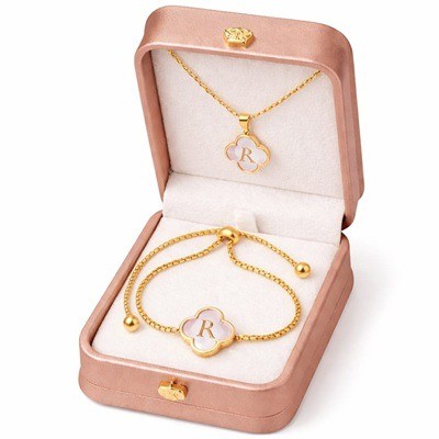 Cadena y pulsera con dije enchapado en oro