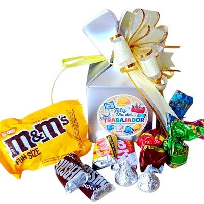 Cajita con chocolates variados Feliz día del trabajador