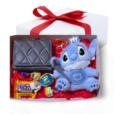 Caja de regalo con billetera, llavero de stitch y chololates variados