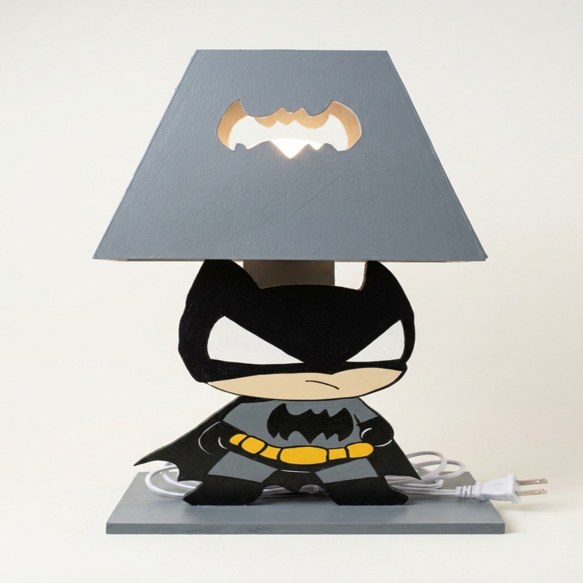 Lámpara madera Batman.