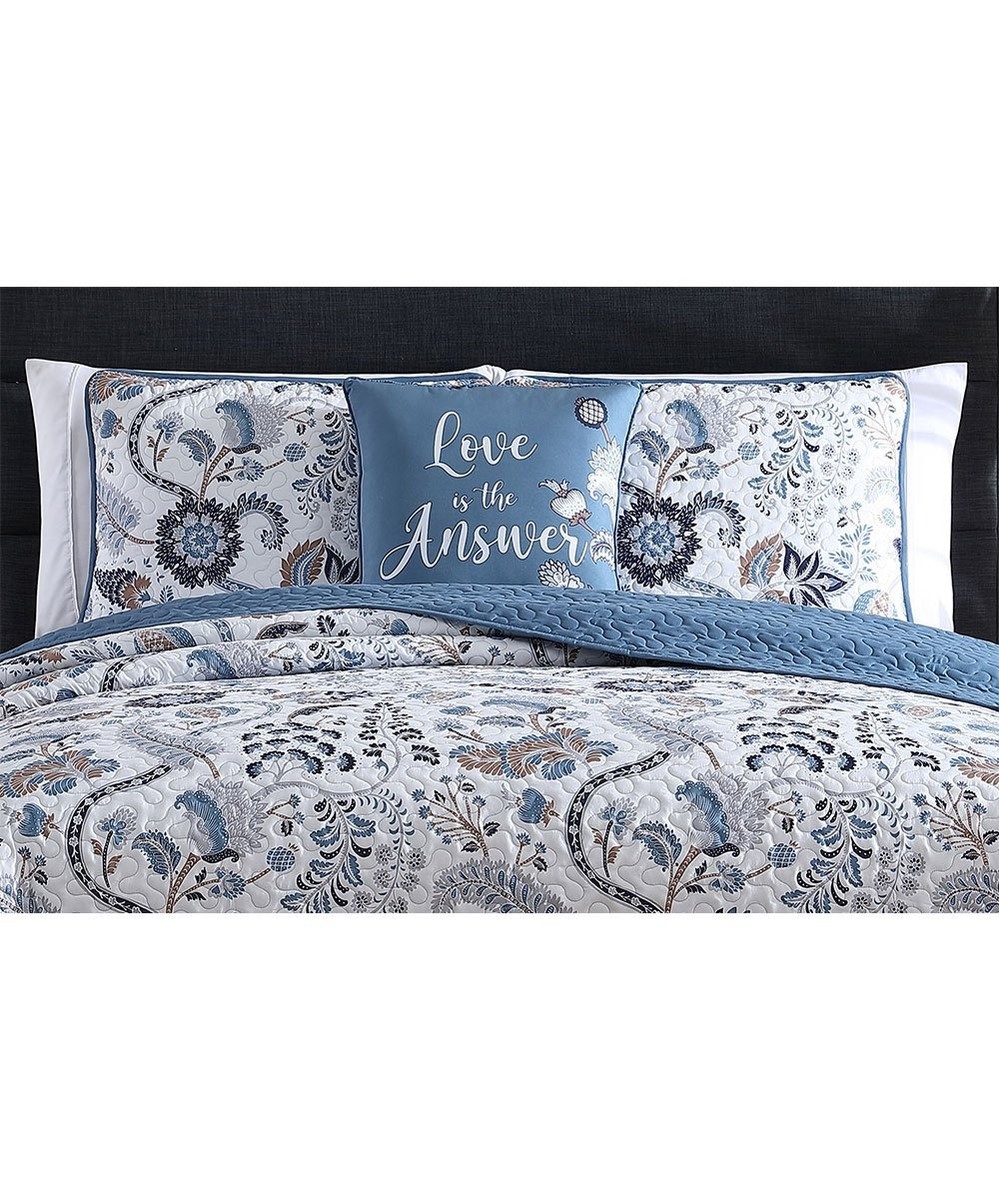 Casual Chic white & Blue Charlie 4pc Quilt Set - King