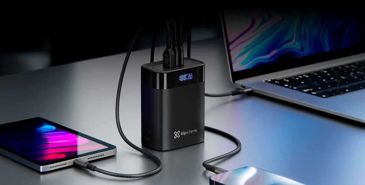 Klip Xtreme - Power bank - 24 pin USB-C Klip Xtreme 2 x 4 pin USB Type A / 3 x 24 pin USB-C Lithium polymer For Universal 140W 30.000mAh